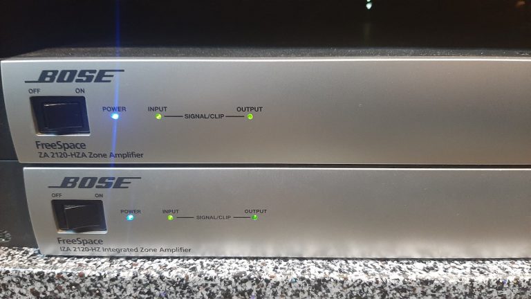 Deux amplificateurs de zone Bose FreeSpace superposés, voyants de signal allumés