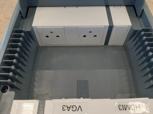 Boitier de sol technique Legrand avec plastron courant fort, HDMI, VGA et Jack
