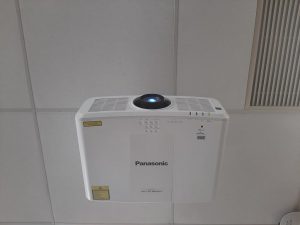 Vidéoprojecteur Panasonic PT-MZ770 en accroche au plafond