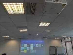 Vidéoprojecteur Panasonic PT-MZ770 en accroche au plafond
