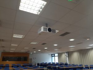 Vidéoprojecteur Panasonic PT-MZ770 en accroche au plafond