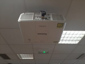 Vidéoprojecteur Panasonic PT-MZ770 en accroche au plafond