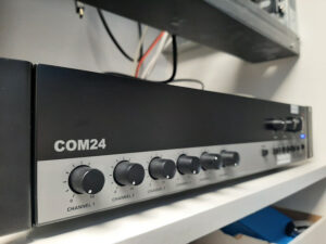 Amplificateur AUDAC en fonction en armoire technique sonorisation