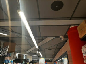 Enceinte AUDAC encastrée en faux plafond avec vue rayonnage