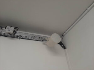 Enceinte AUDAC murale projecteur de son en zone de stockage