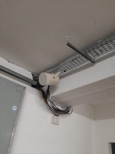 Enceinte AUDAC murale projecteur de son en zone de stockage