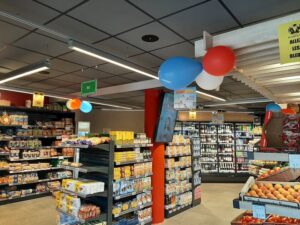 Enceinte AUDAC encastrée en faux plafond avec vue rayonnage magasin
