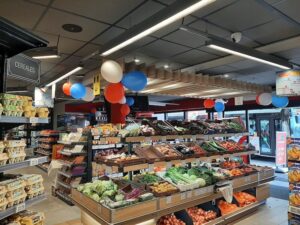 Enceinte AUDAC encastrée en faux plafond avec vue rayonnage magasin