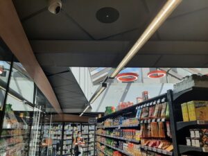 Enceinte AUDAC encastrée en faux plafond avec vue rayonnage magasin