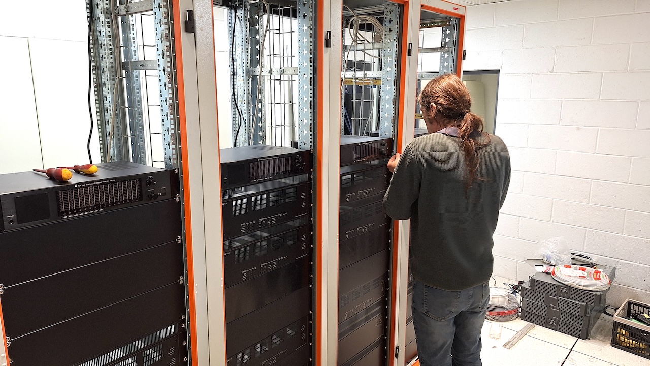 Technicien Audiotechnik en intervention de diagnostic sur un système audiovisuel professionnel